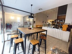 Retail in Barcelona, Barcelona for lease Interior Photo- Image 2 of 17