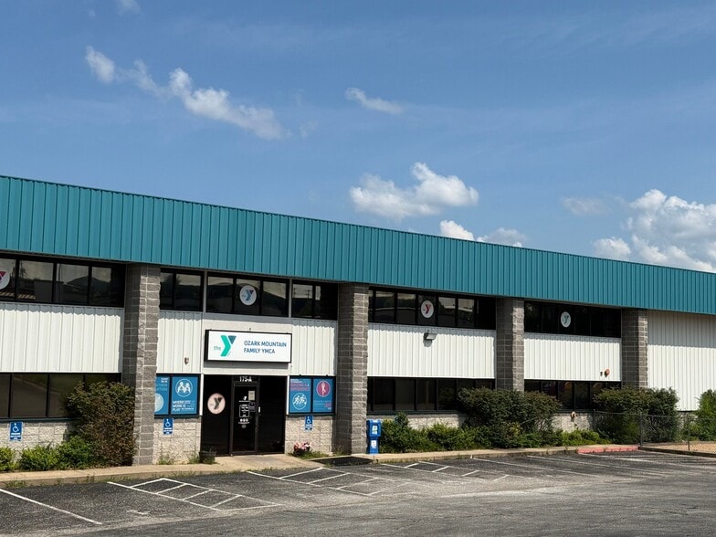 175 Industrial Park Dr, Hollister, MO à vendre - Photo du bâtiment - Image 2 de 25