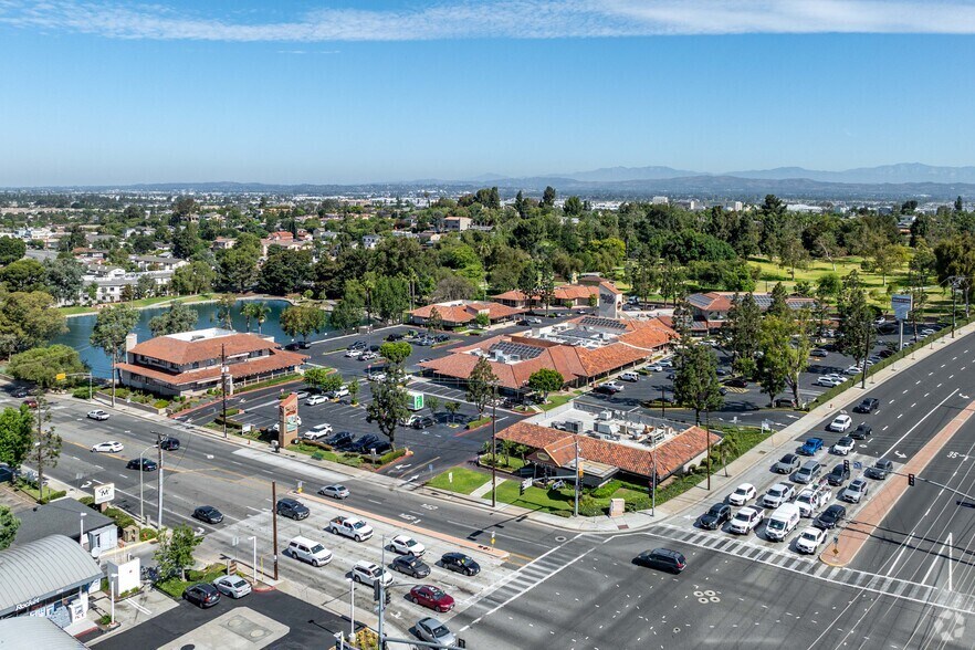1633-1685 E Lincoln Ave, Orange, CA à louer - Aérien - Image 2 de 6