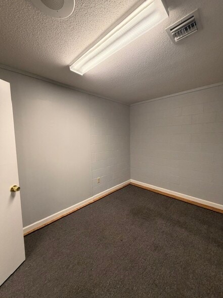 22 Southwick St, Feeding Hills, MA for lease - Interior Photo - Image 3 of 8