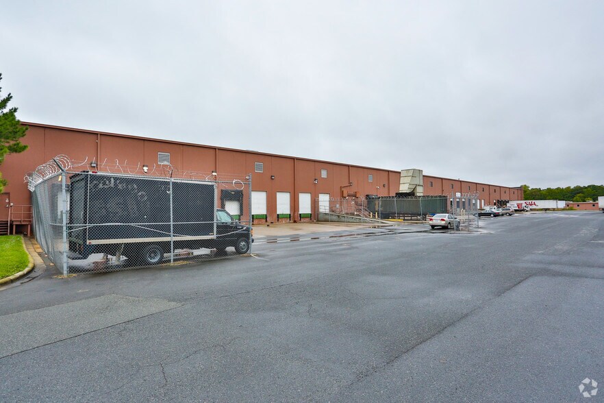 7010 Reames Rd, Charlotte, NC à louer - Photo du bâtiment - Image 2 de 2