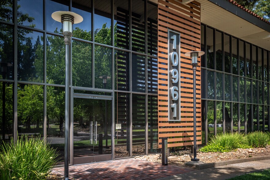 10961 Sun Center Dr, Rancho Cordova, CA à louer - Photo du bâtiment - Image 3 de 12