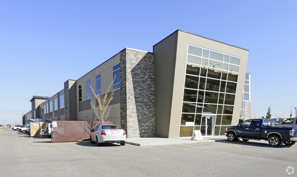 204-270 91 St SW, Edmonton, AB à louer - Photo du bâtiment - Image 2 de 12