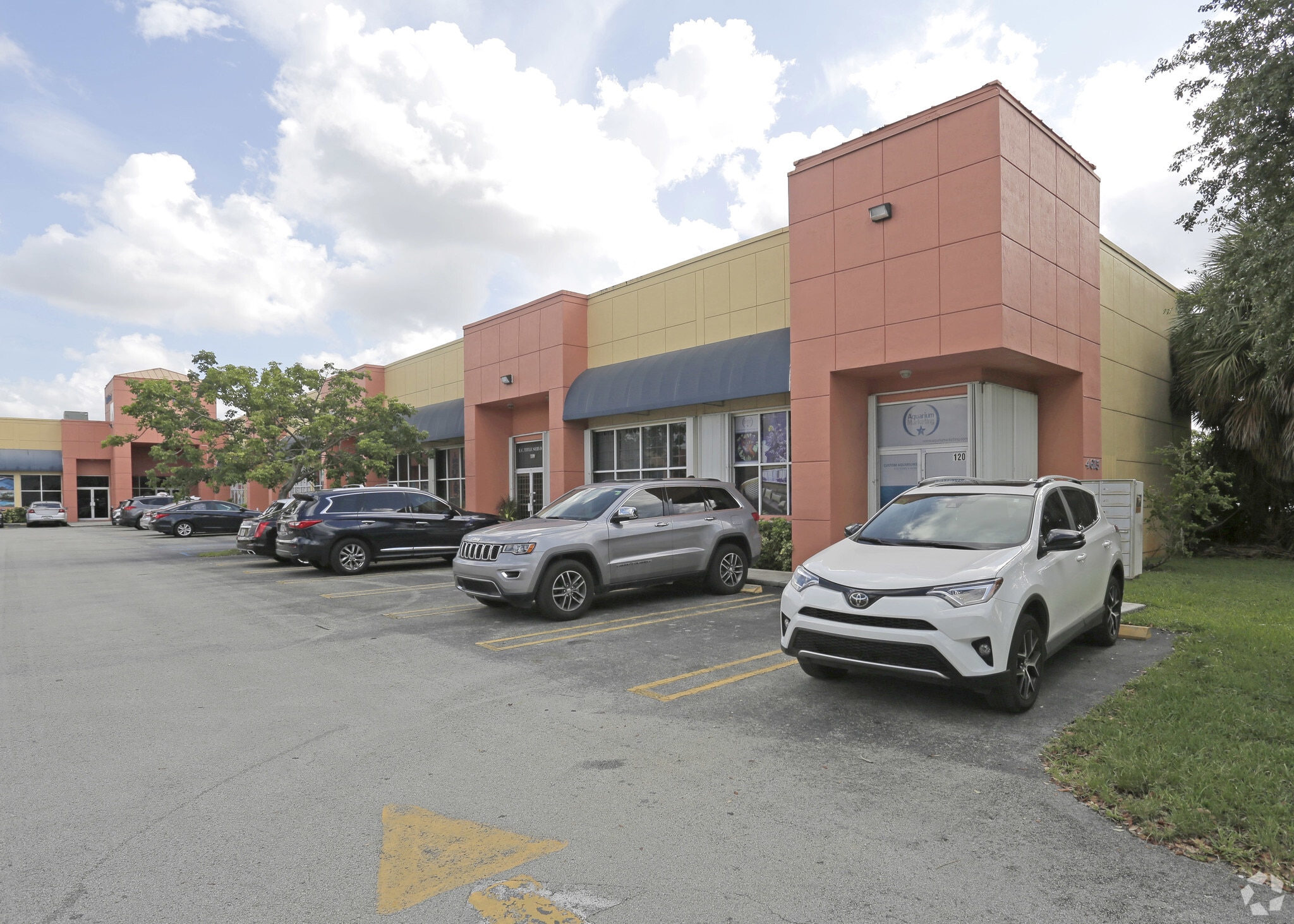 4615 NW 72nd Ave, Miami, FL for lease Primary Photo- Image 1 of 14