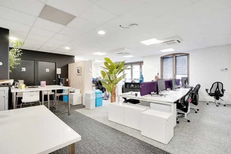 Office in Neuilly-sur-Seine for lease Interior Photo- Image 1 of 3