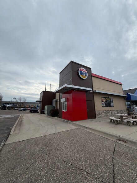4325 Clearwater Rd, Saint Cloud, MN à louer - Photo du bâtiment - Image 2 de 11