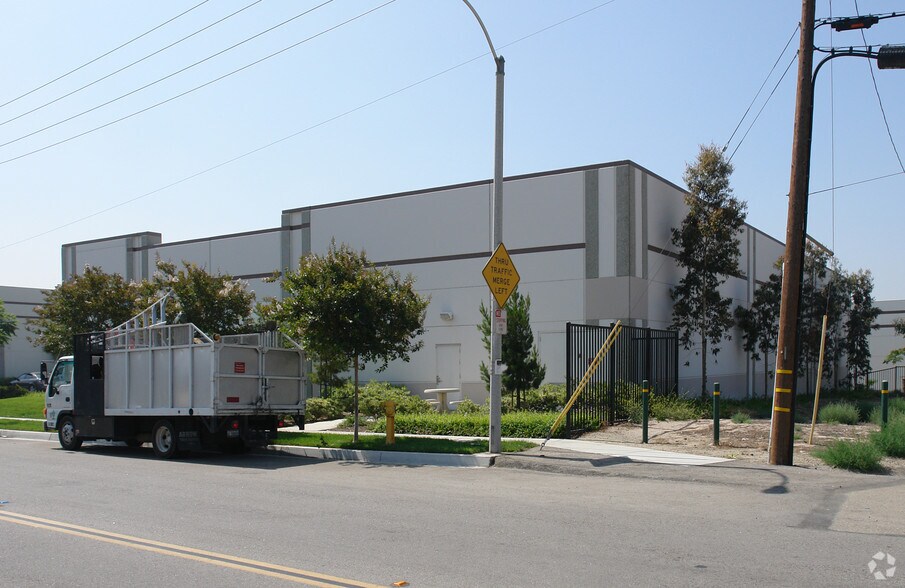 10285 Indiana Ct, Rancho Cucamonga, CA à louer - Photo du bâtiment - Image 3 de 3