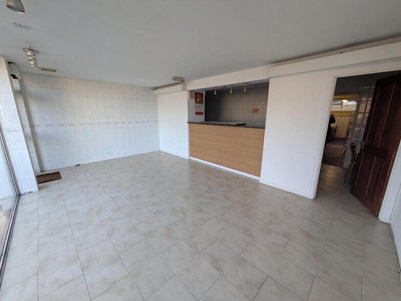 7 Creswell Corner, Woking à vendre - Photo du bâtiment - Image 2 de 4