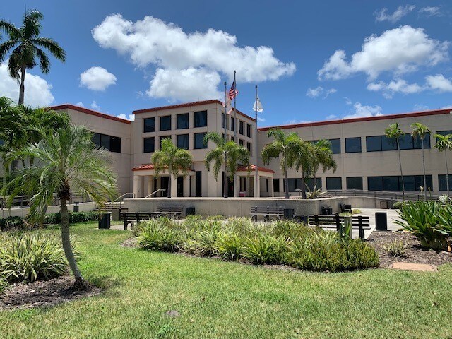 333 SW 12th Ave, Deerfield Beach, FL à louer - Photo du bâtiment - Image 3 de 10