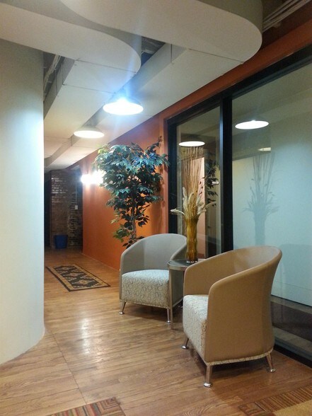 13 E Lincolnway, Valparaiso, IN à vendre - Photo du bâtiment - Image 3 de 7