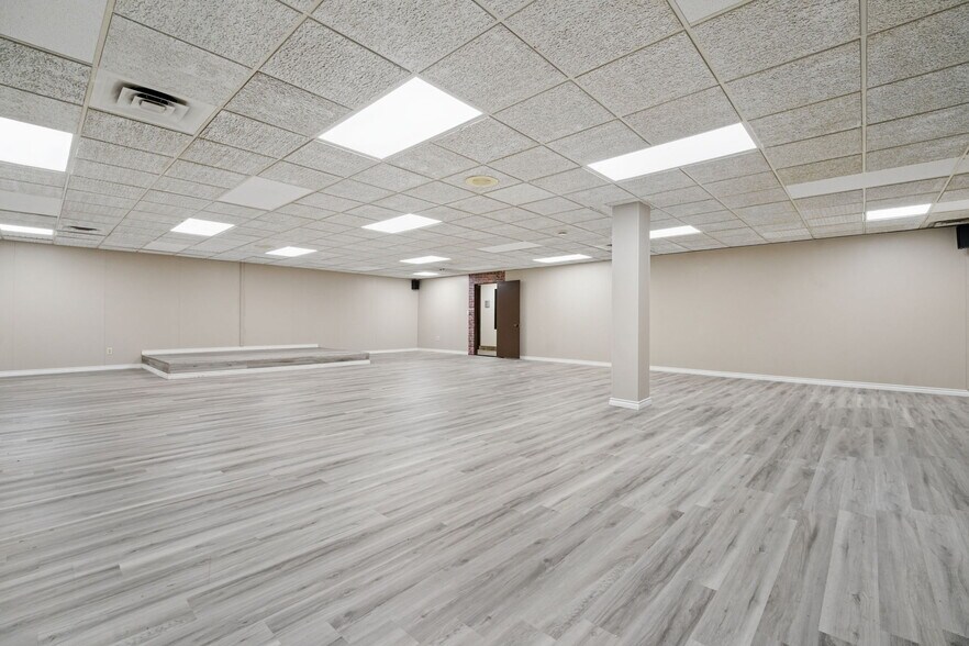 4770 Indianola Ave, Columbus, OH à vendre - Photo du bâtiment - Image 3 de 15
