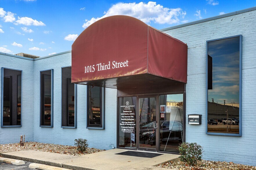 1015 3rd St, Columbus, IN à louer - Photo du bâtiment - Image 2 de 29