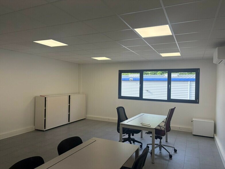 Flex in Neuville-sur-Saône for lease - Interior Photo - Image 2 of 12