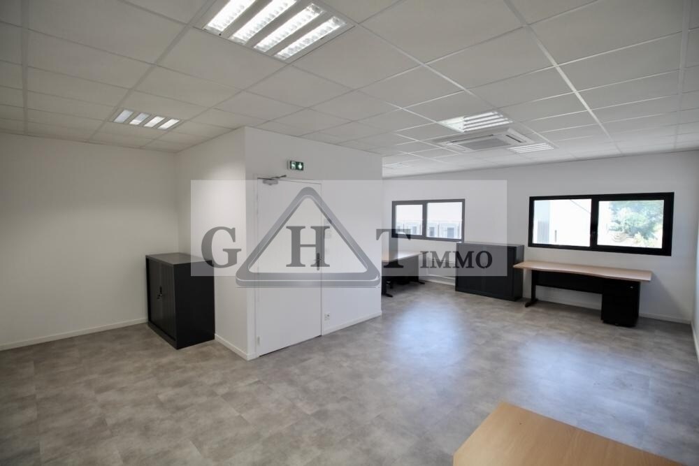 Industrial in Saint-Pierre-du-Perray for lease Interior Photo- Image 1 of 4