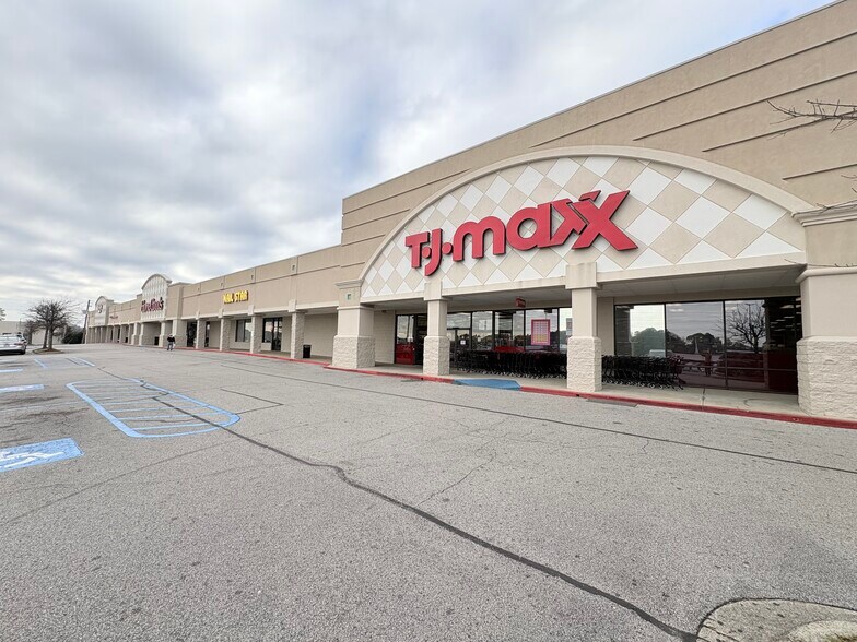 Hoover Square portefeuille de 2 propriétés à vendre sur LoopNet.ca - Photo du bâtiment - Image 3 de 9