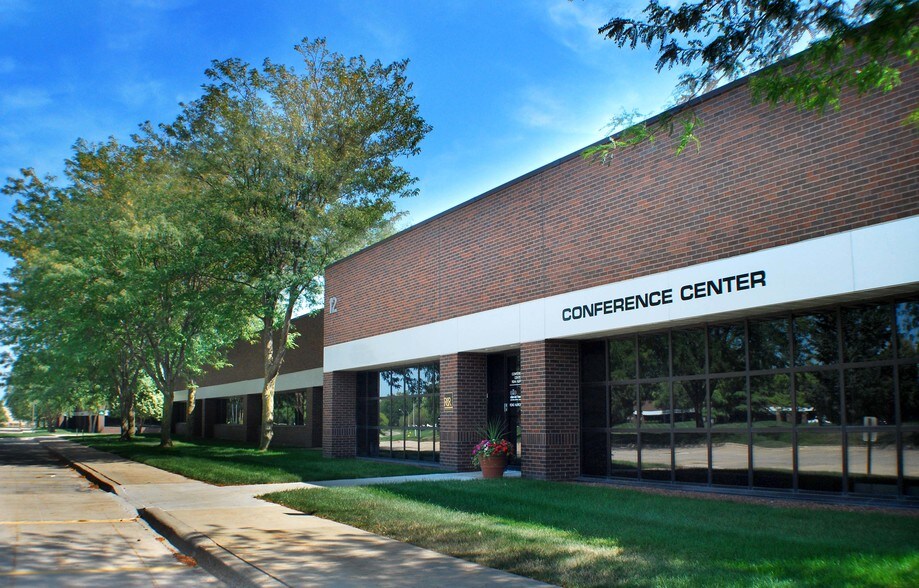 11200-11274 Aurora Ave, Urbandale, IA à louer - Photo du bâtiment - Image 1 de 6