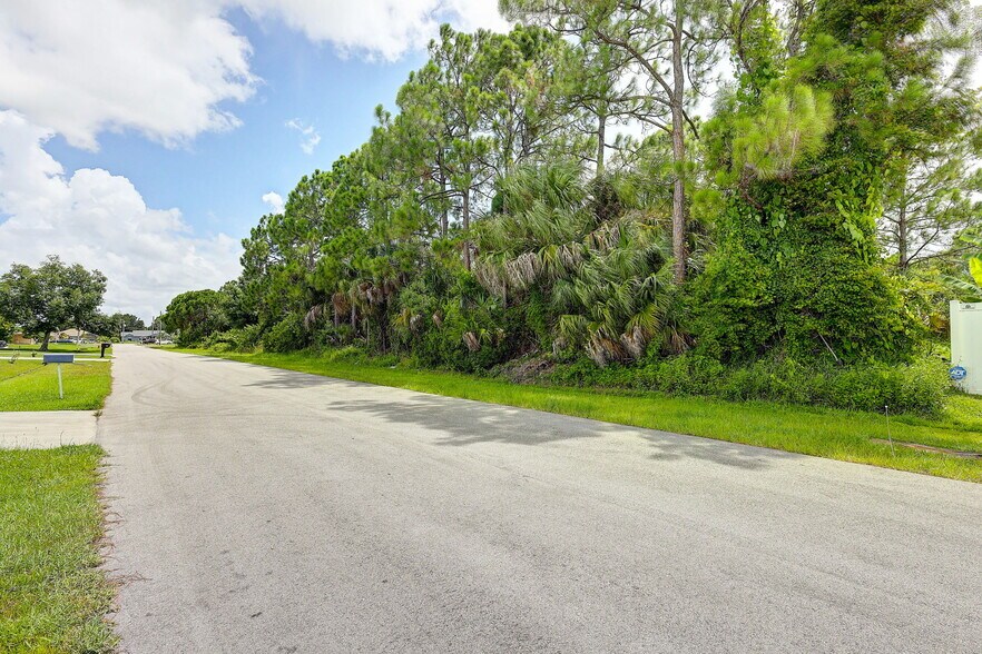 3832 Janiga St, Port Saint Lucie, FL à vendre - Photo du bâtiment - Image 3 de 17
