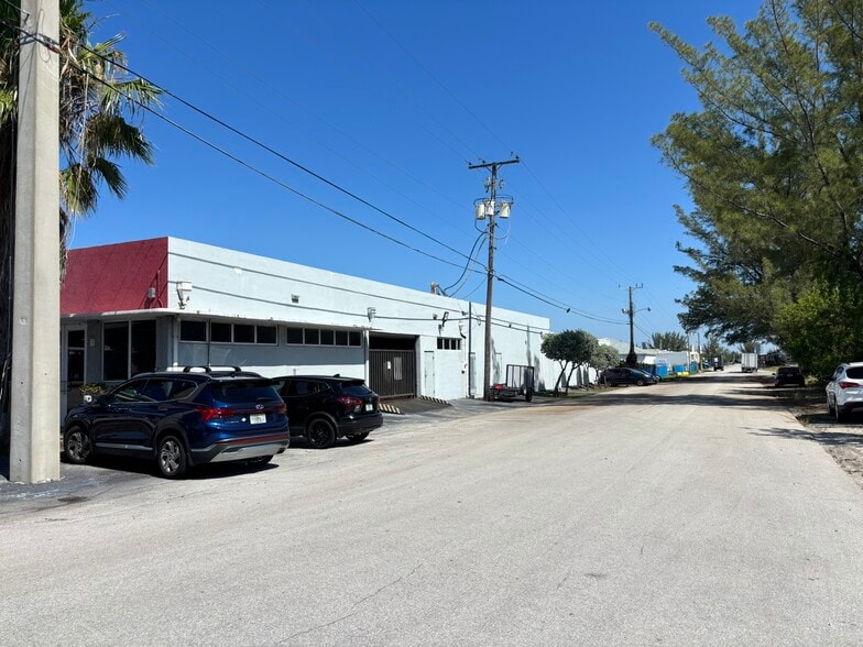 111 SW 33rd St, Fort Lauderdale, FL à louer - Photo du bâtiment - Image 2 de 10