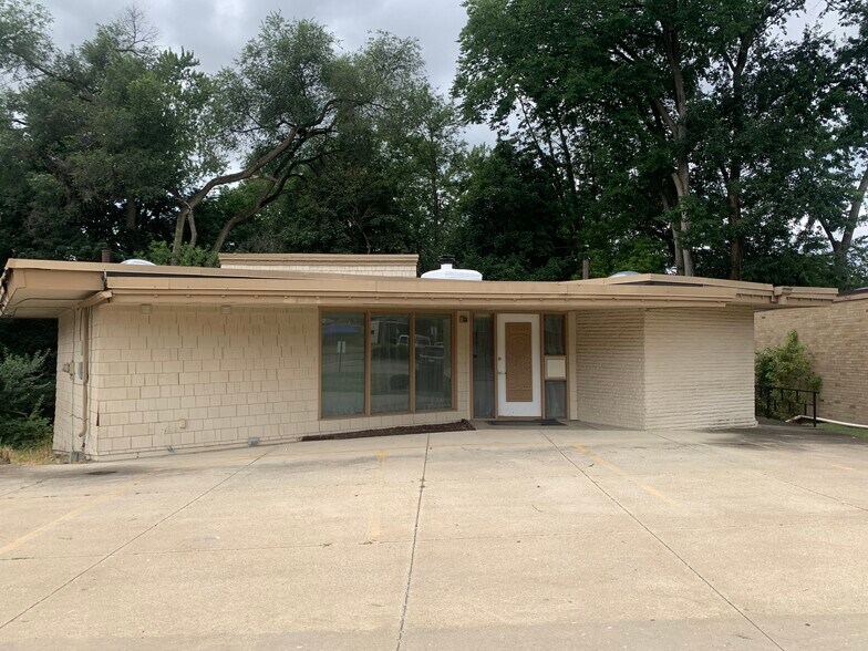 1821 Fulton Dr NW, Canton, OH à vendre - Photo du bâtiment - Image 2 de 8