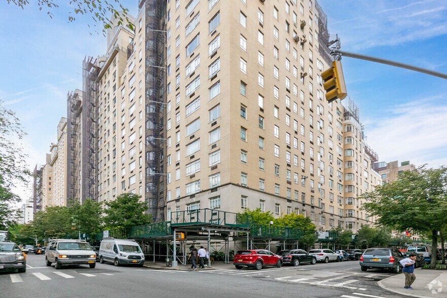 870 5th Ave, New York, NY for sale - Primary Photo - Image 2 of 2