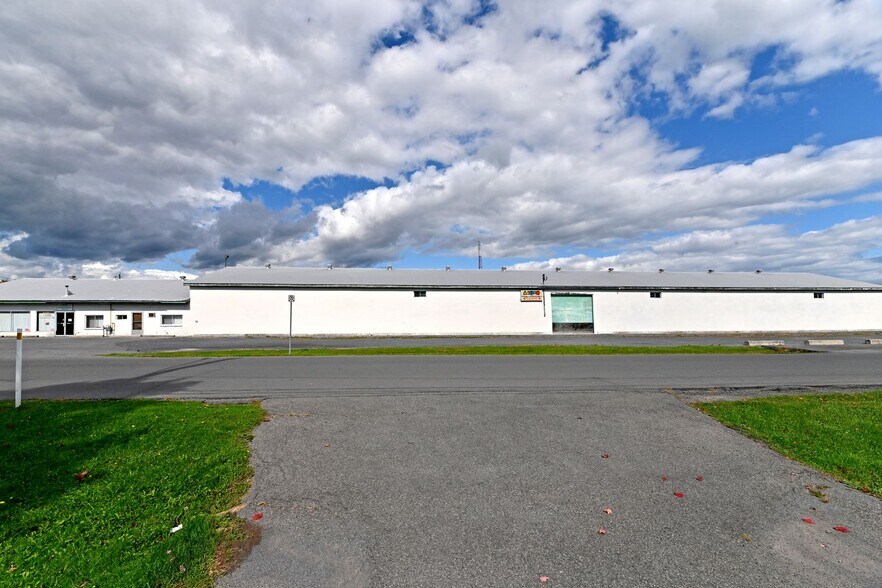 115 Balmoral Av, Cornwall, ON à louer - Photo du bâtiment - Image 2 de 10