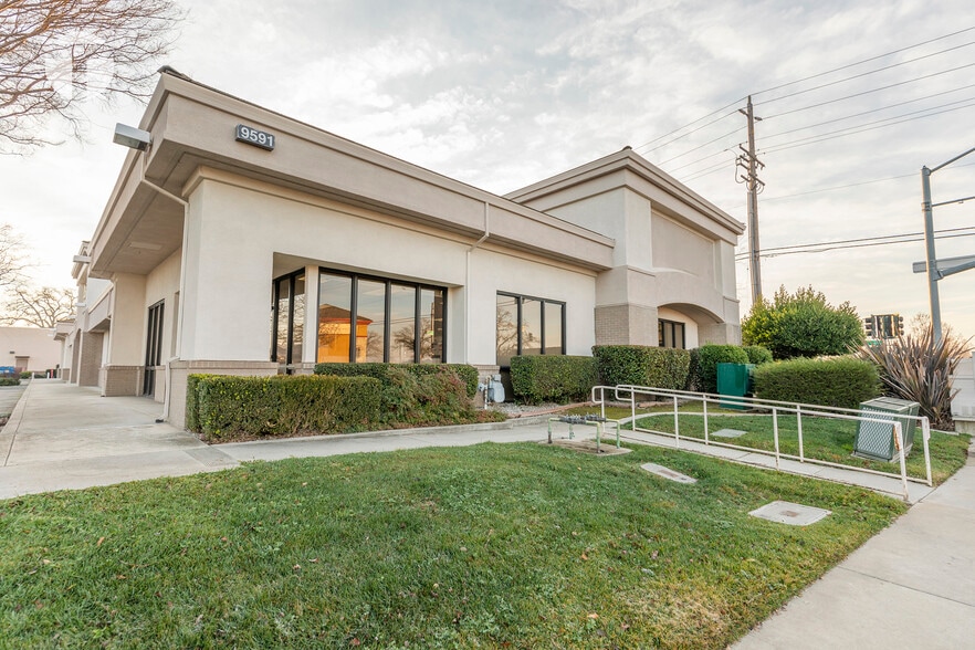 9591 Laguna Springs Dr, Elk Grove, CA à louer - Photo du bâtiment - Image 3 de 8