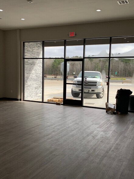 10365 Eastex Fwy, Beaumont, TX à louer - Hall d’entrée - Image 3 de 3