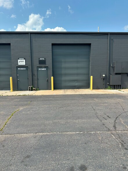 28702-28722 Wall St, Wixom, MI for lease - Building Photo - Image 3 of 6