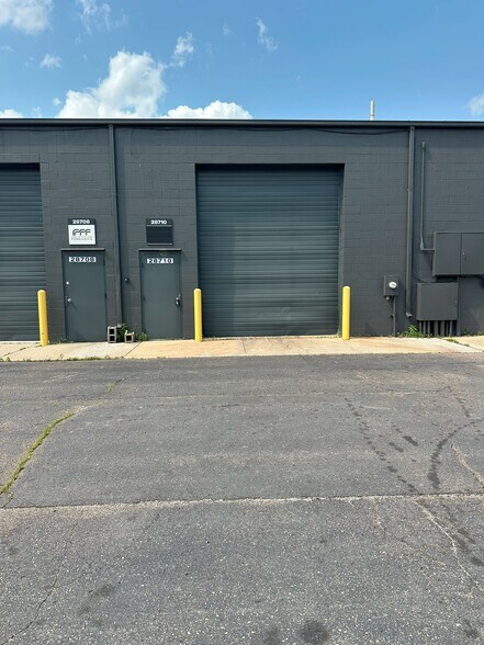 28702-28722 Wall St, Wixom, MI à louer - Photo du bâtiment - Image 3 de 6