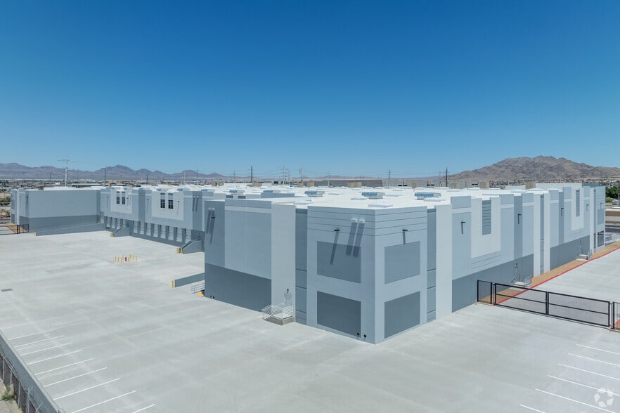 2327 N Nellis Blvd, Las Vegas, NV à louer - Photo du bâtiment - Image 3 de 11