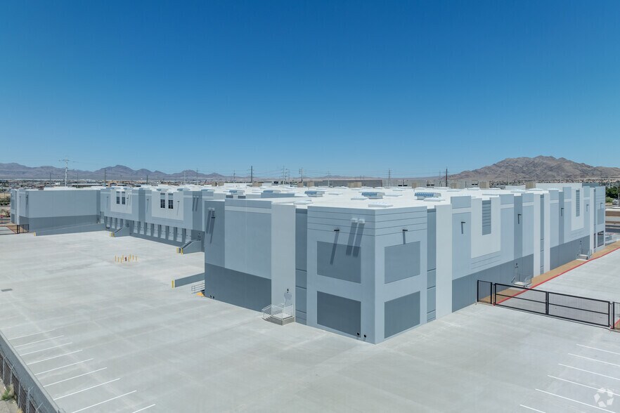 2327 N Nellis Blvd, Las Vegas, NV à louer - Photo du bâtiment - Image 2 de 10