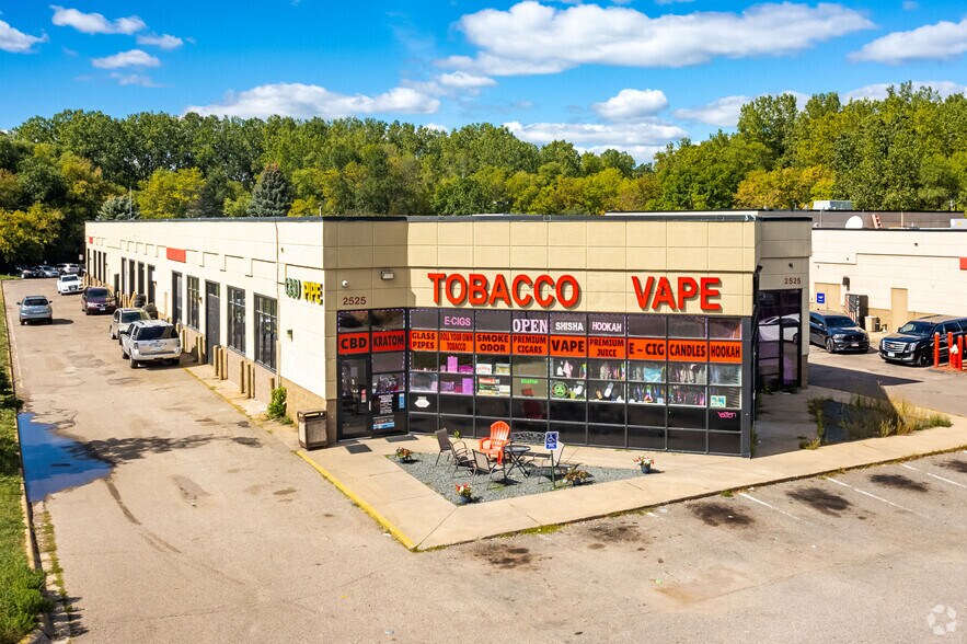 2525 White Bear Ave N, Maplewood, MN à louer - Photo principale - Image 1 de 23