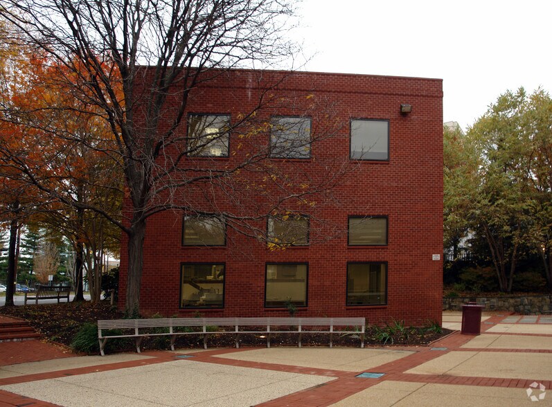 7605 Arlington Rd, Bethesda, MD à louer - Photo du bâtiment - Image 2 de 2