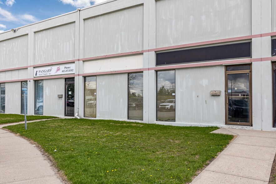 2219 35th Ave NE, Calgary, AB à vendre - Photo du bâtiment - Image 2 de 7