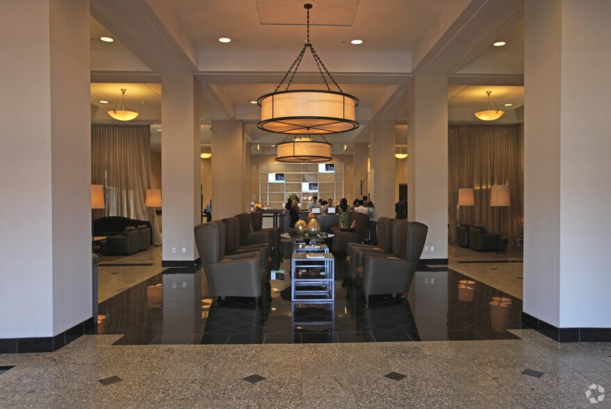 1933 S Broadway, Los Angeles, CA à louer - Hall d’entrée - Image 2 de 5