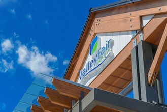 22709 Lougheed Hwy, Maple Ridge, BC à louer Photo du bâtiment- Image 1 de 2