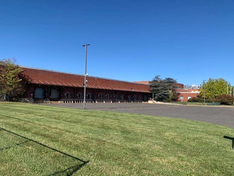235 Willow Brook Rd, Freehold, NJ for lease - Building Photo - Image 1 of 6