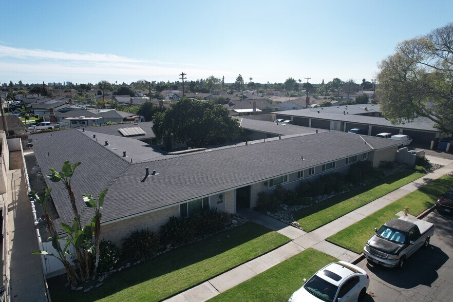 2228 E Westport Dr, Anaheim, CA à vendre - Photo du bâtiment - Image 3 de 14