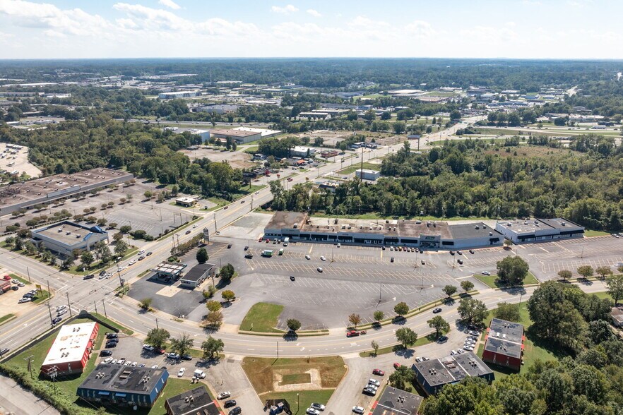 531 W Meadowview Rd, Greensboro, NC à louer - Photo du bâtiment - Image 3 de 7