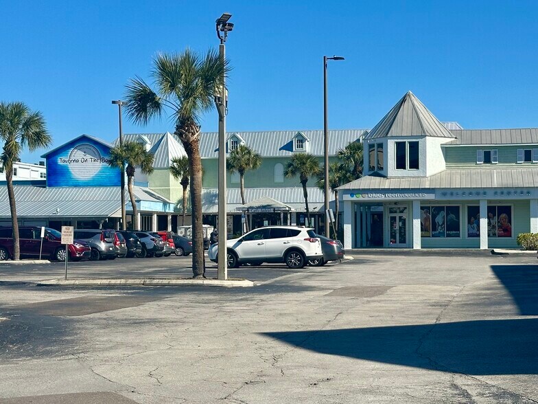 5501 Gulf Blvd, Saint Pete Beach, FL à louer - Photo principale - Image 1 de 5
