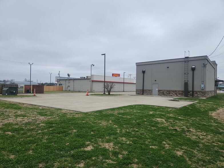 3320 Irvin Cobb Dr, Paducah, KY à louer - Photo du bâtiment - Image 2 de 19