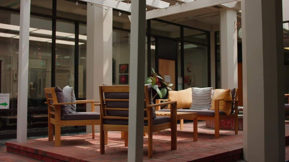 535 Broadhollow Rd, Melville, NY à louer - Vidéo sur l’inscription commerciale - Image 2 de 13