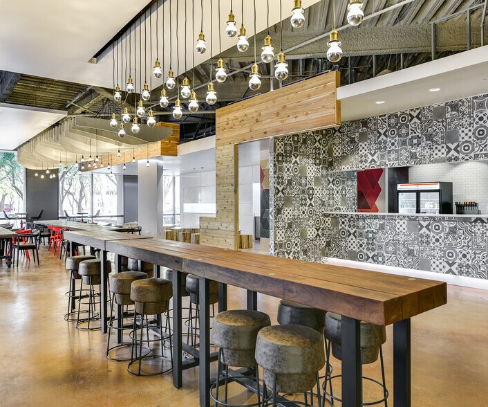 1910 Pacific Ave, Dallas, TX à louer - Photo intérieure - Image 2 de 8