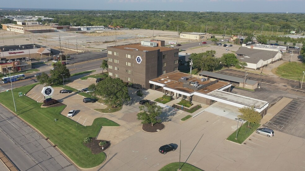 3706 SW Topeka Blvd, Topeka, KS à vendre - Vidéo sur l’inscription commerciale - Image 2 de 23