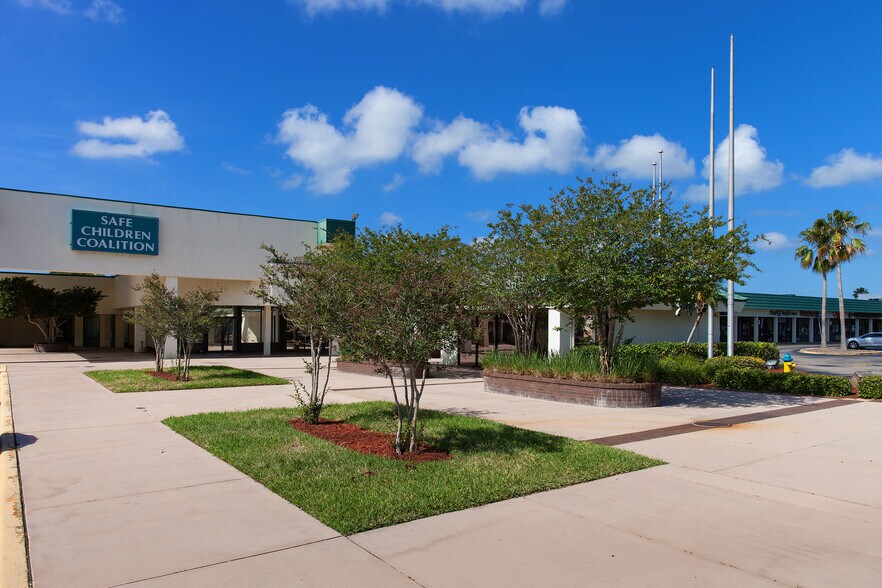 5505-5805 Manatee Ave, Bradenton, FL à louer - Photo du bâtiment - Image 2 de 18