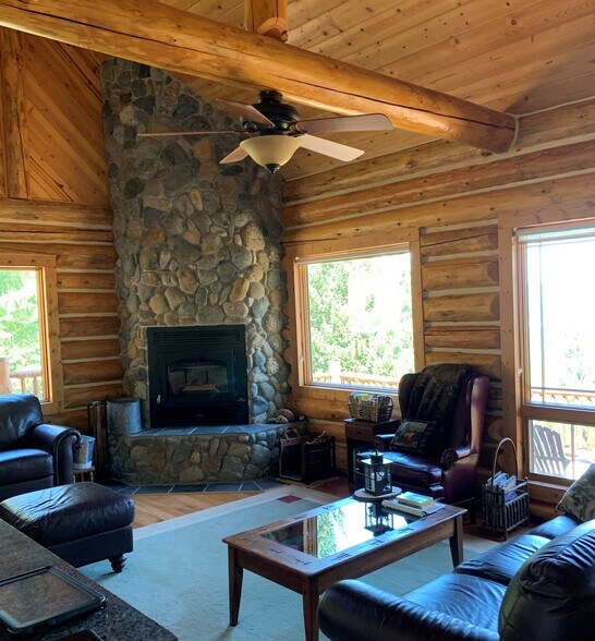 490 Bear Paw Trl, Trinity Center, CA à vendre - Photo du bâtiment - Image 3 de 32