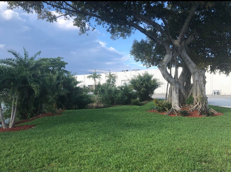 2704-2870 S Park Rd, Hallandale Beach, FL à louer - Photo du bâtiment - Image 2 de 24