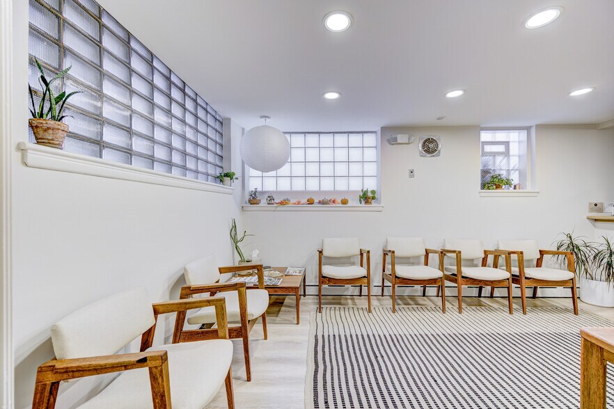 8750 W 9 Mile Rd, Oak Park, MI à louer - Photo du bâtiment - Image 3 de 36