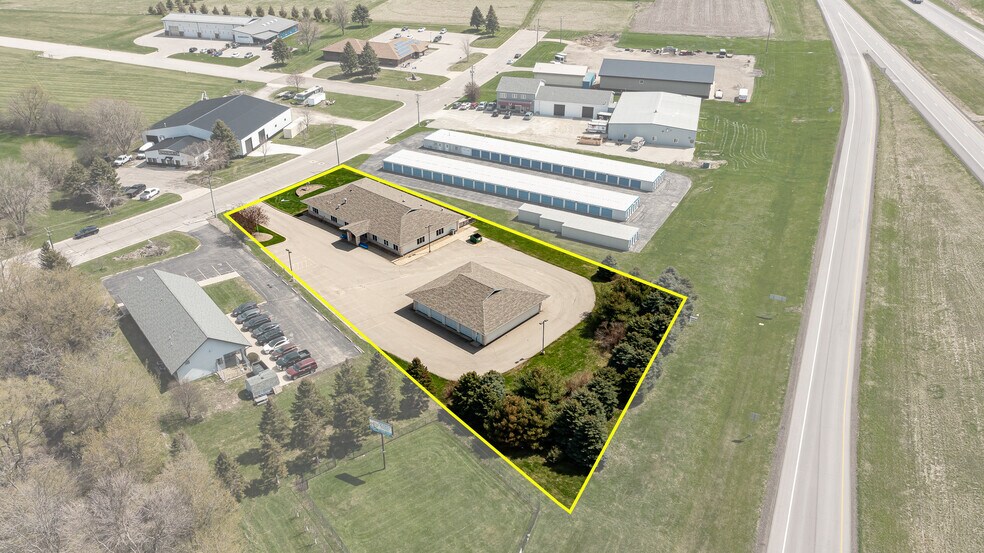 202 5th St SE, Kasson, MN à vendre - Photo du bâtiment - Image 2 de 36