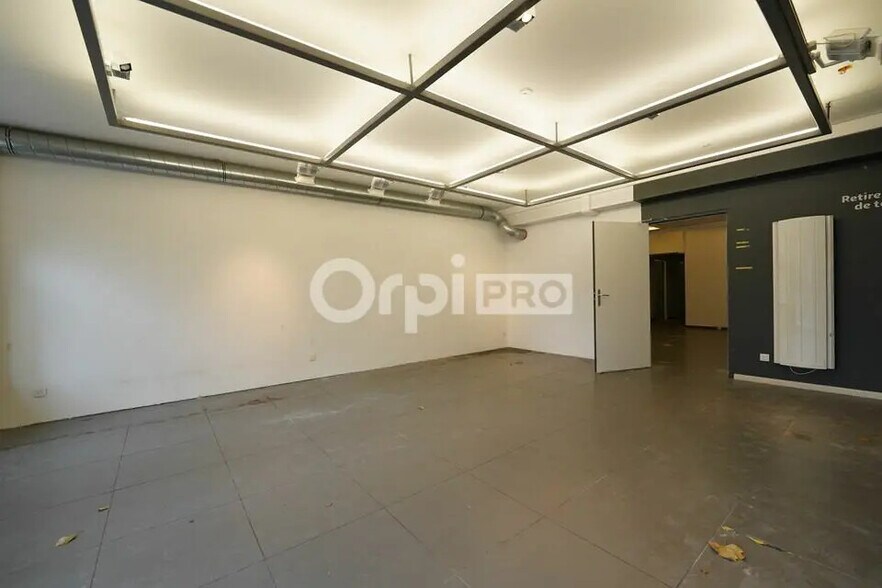 Retail in Lyon for lease - Interior Photo - Image 3 of 11